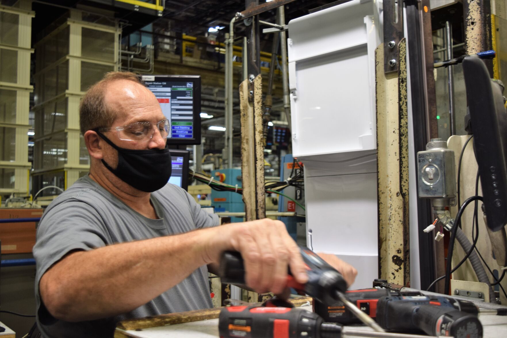 GE Appliances  WIllie Eddins door repairman Building 5 Appliance Park Refrigerator Plant 7-19-21 (8).JPG